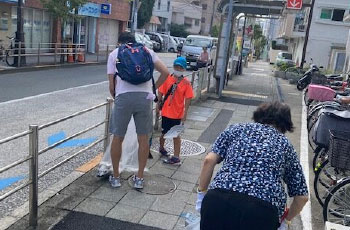 商店街での清掃活動フォト